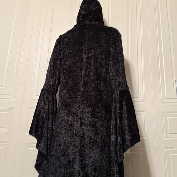 Pull over hooded robe w/extreme bell sleeves and sparkly red spiders/web design - Picture 9 of 10